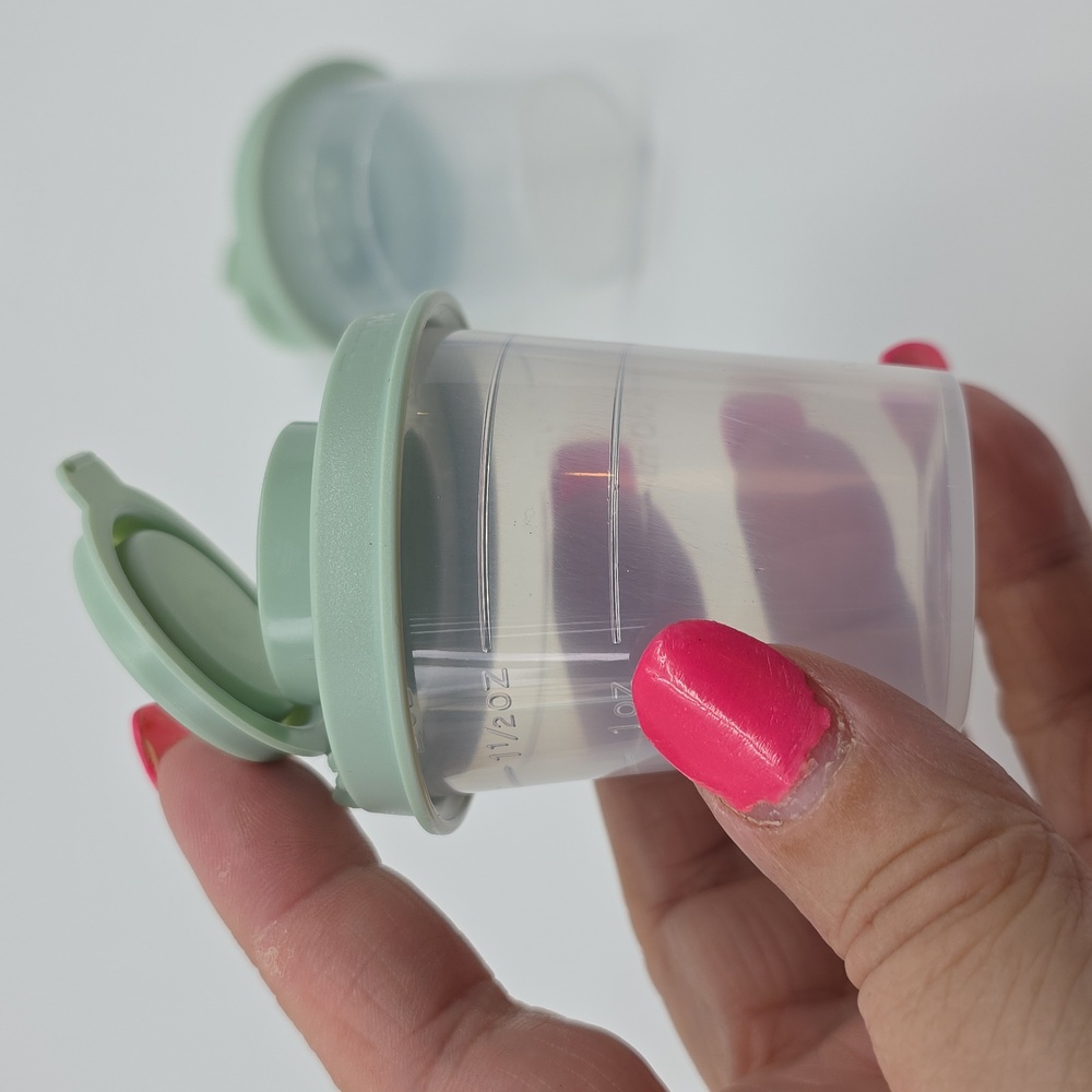 Tupperware Salt and Pepper Shakers Exclusif Color Light Green - Picture 5 of 10